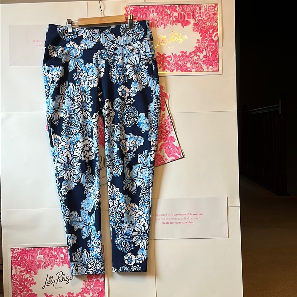 Lilly Pulitzer Women's Floral Luxetic Corso Pants - Blue
Size 8
2024 Collection